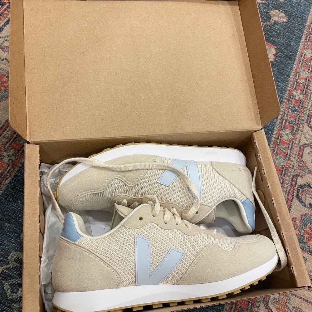 Veja  Rio Branco women’s sz 9